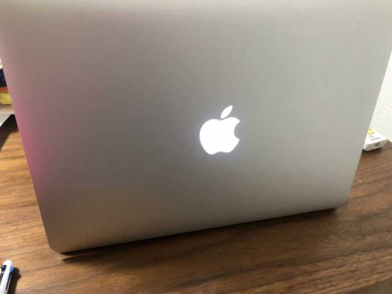 Apple MacBook Air 13インチ Retinaディスプレイ 2019年モデルのバックパネル