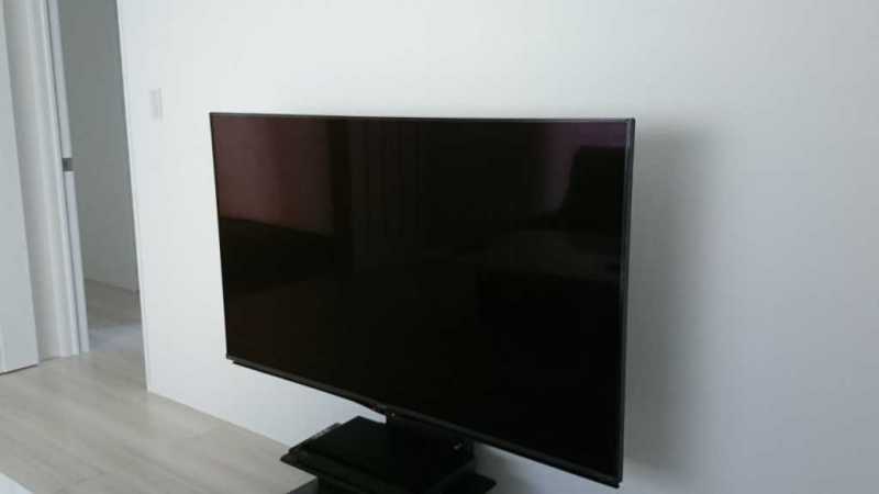 SHARP 4T-C60AN1液晶テレビをテレビスタンドに設置している様子