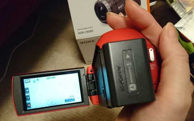 SONY HANDYCAM HDR-CX680ビデオカメラを手に持ったサイズ感