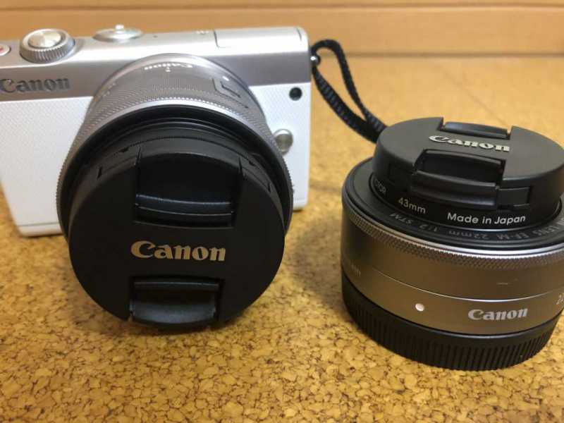 Canon EOS M100 ダブルレンズキットデジタルカメラ本体の正面からのレンズ