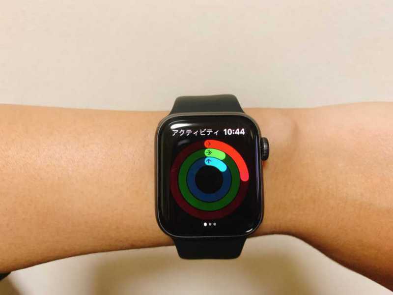 Apple Watch Series 5スマートウォッチのフィットネス機能を利用している画面