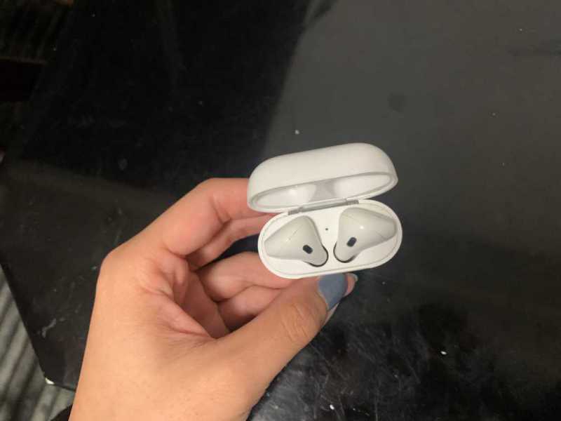 Apple：AirPods with Charging Case（第二世代）｜2万円台のアップル純正でiPhoneと相性が良い