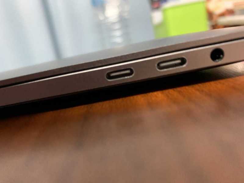 Apple MacBook Pro (13-inch, 2018, Four Thunderbolt 3 Ports) Touch bar付きモデルノートパソコンの外部接続端子