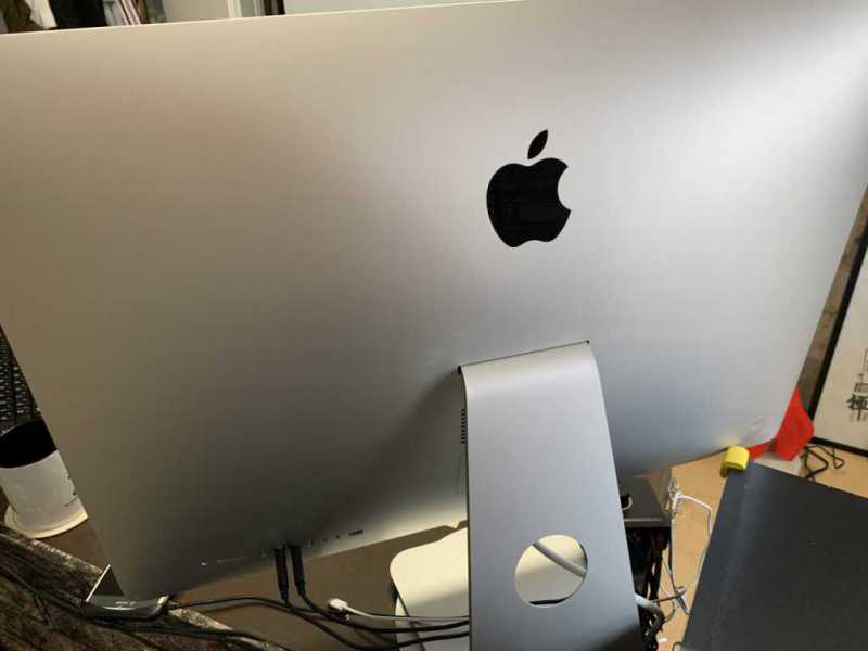 Apple iMac Retina 27インチ 5Kディスプレイモデルデスクトップパソコン(2019)のバックパネル