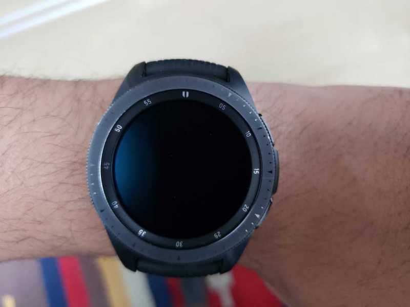 Samsung Galaxy Watch（42mm）スマートウォッチの腕につけた装着感