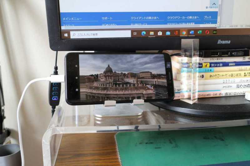 ASUS ZenFone Max Pro (M1)スマートフォン（SIMフリー）を横置きで動画を視聴している様子