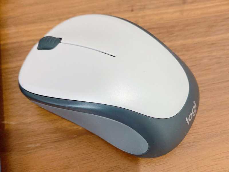 LOGICOOL Wireless Mouse M235マウスの底面のセンサーとバッテリー挿入部分