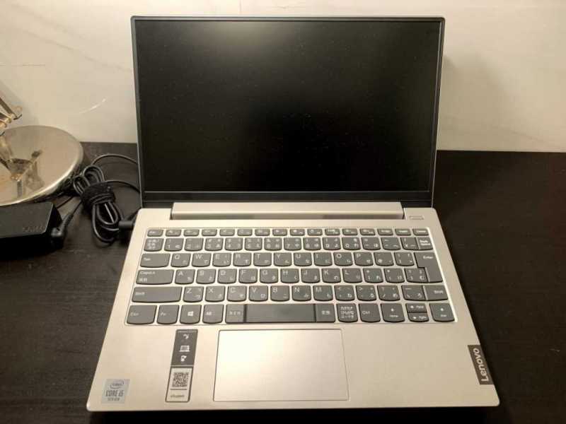 Lenovo IdeaPad S340ノートパソコンのディスプレイとキーボード