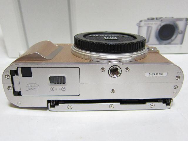 OLYMPUS PEN E-PL9 EZダブルズームキットデジタルカメラの底側のバッテリー部分