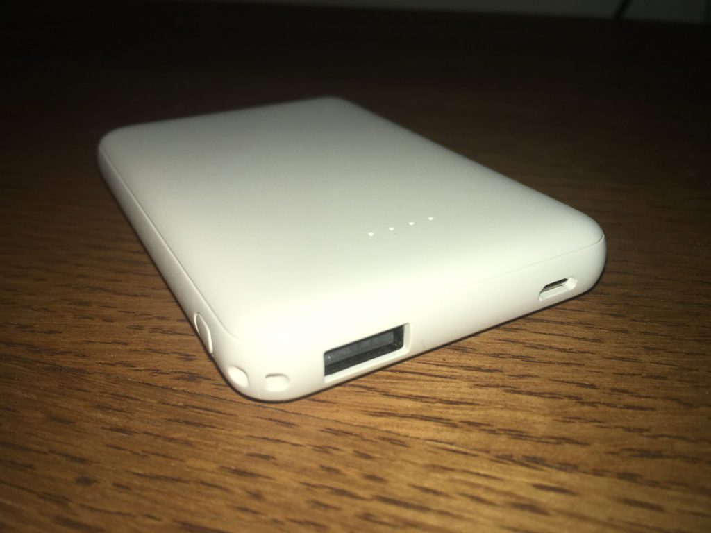 ダイソーやキャンドゥなどで500円で買えるp6 4 000mahモバイルバッテリーのレビュー 使ってみた感想は 100均で販売されているのに遜色ない と感じた デジタルガジェットライフ