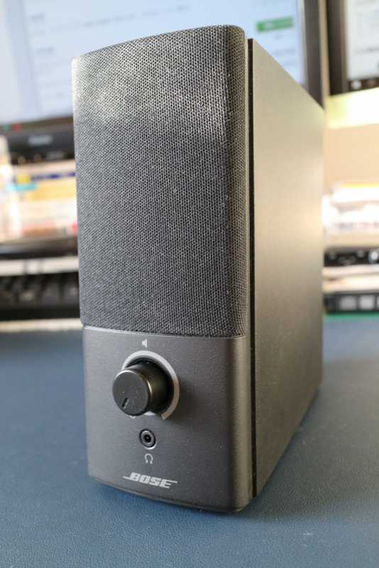 Bose Companion 2 Series III multimedia speaker systemスピーカーのボリューム調節のツマミ