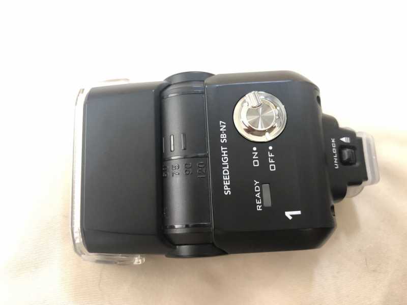 Nikon SB-N7 スピードライト （ミラーレス一眼カメラ専用のフラッシュ）のスイッチ