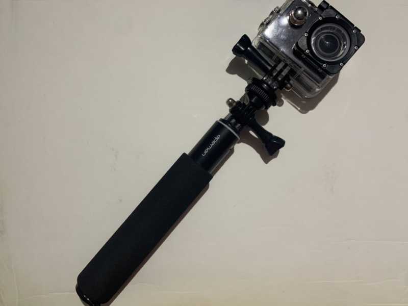 APEMAN A66（Full HD）アクションカメラを自撮り棒に装着している様子