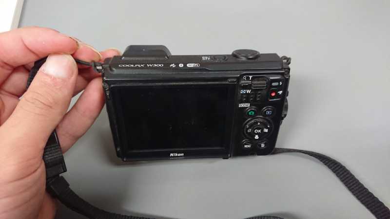 Nikon COOLPIX W300デジタルカメラのシャッターボタン