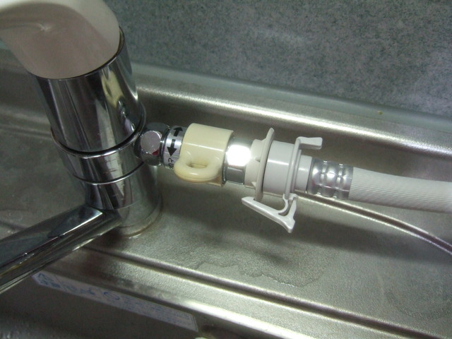 分岐水栓を取り付けてホースから直積水を入れる