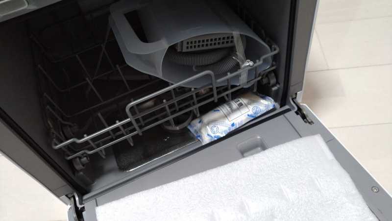 アイリスオーヤマISHT-5000-W食器洗い乾燥機の付属品は本体の中に入っている