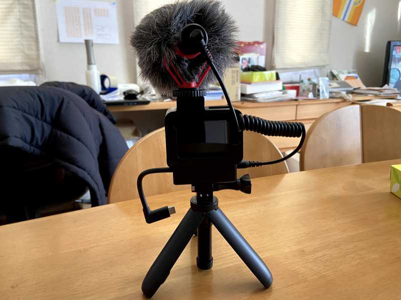 GoPro HERO7 Blackアクションカメラのマイクとスタンドを装着した様子