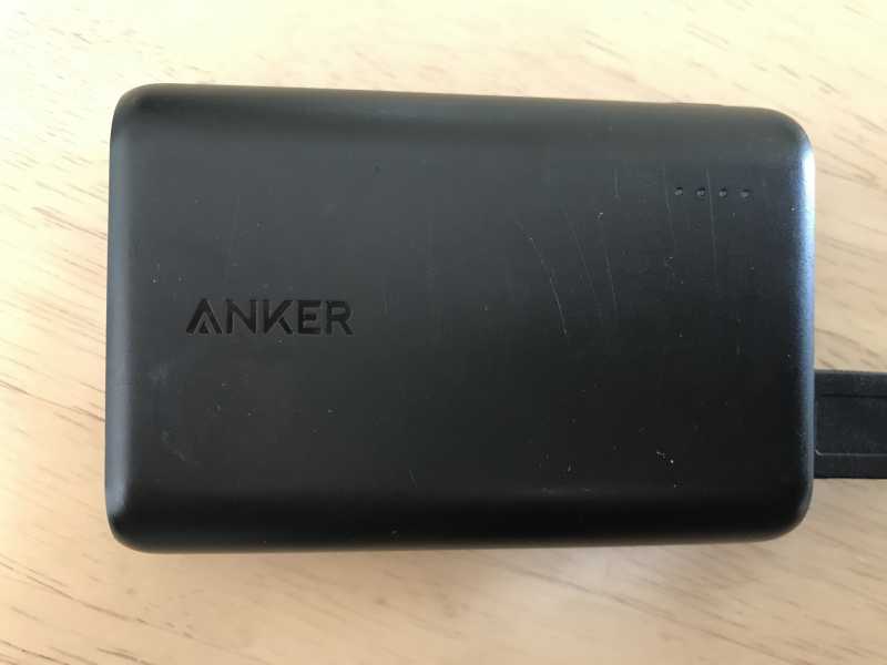 Anker PowerCore 10000モバイルバッテリーの充電時の様子