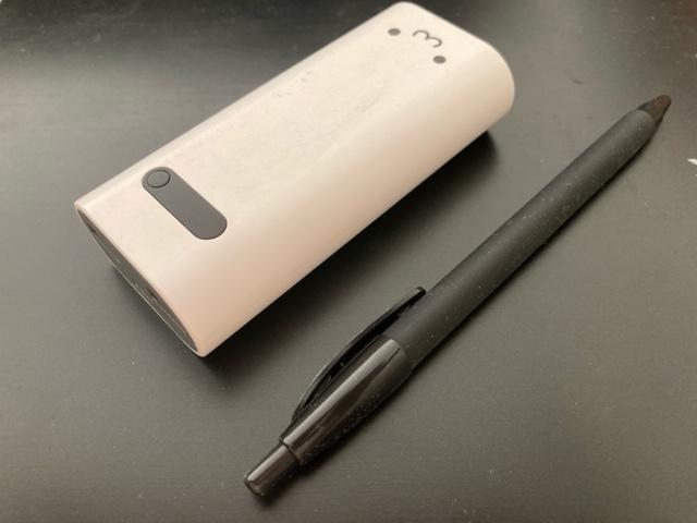 エレコム DE-M01L-6400WFモバイルバッテリーのペンとのサイズ比較