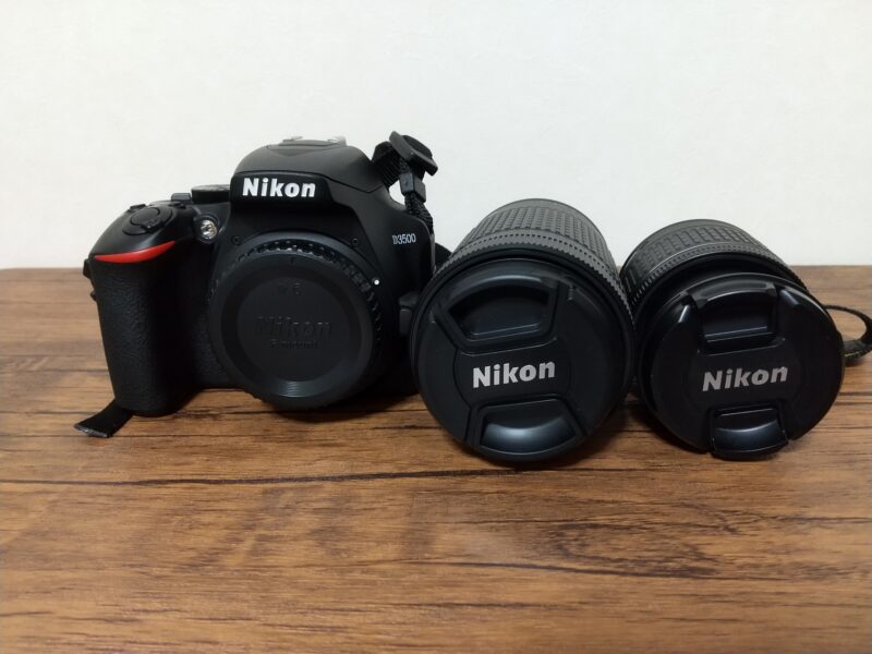 Nikon D3500 ダブルズームキットデジタルカメラの本体とレンズ