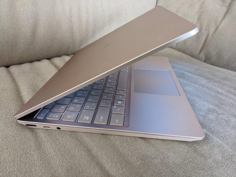 Surface Laptop Goノートパソコンのサイド