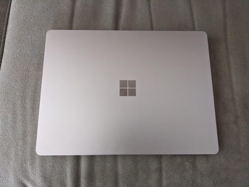 Surface Laptop Goノートパソコンの天板