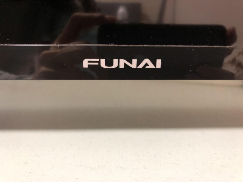 FUNAI FL-43U3030 [43インチ]液晶テレビの前面のロゴ