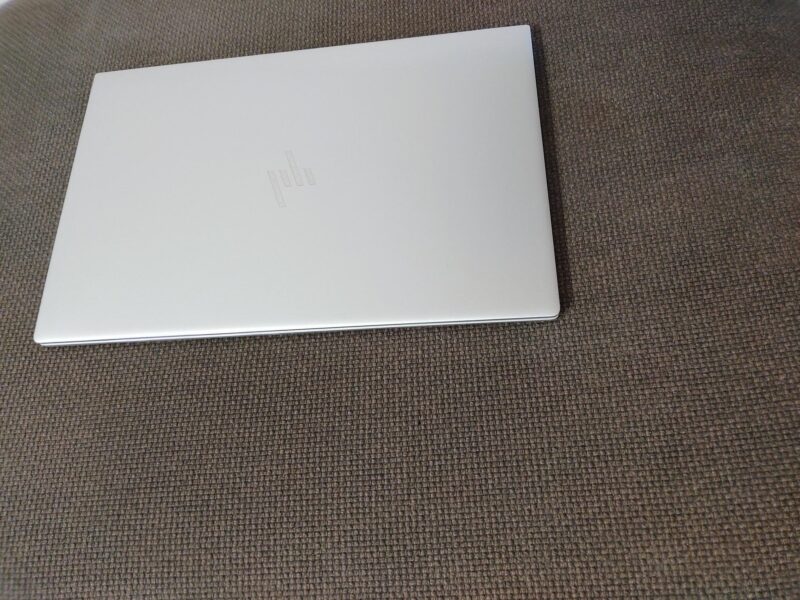 HP ENVY Laptop 15-ep0001TXノートパソコンの天板
