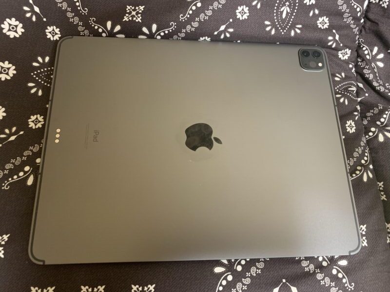 Apple iPad Pro（第5世代）12.9インチタブレットの背面