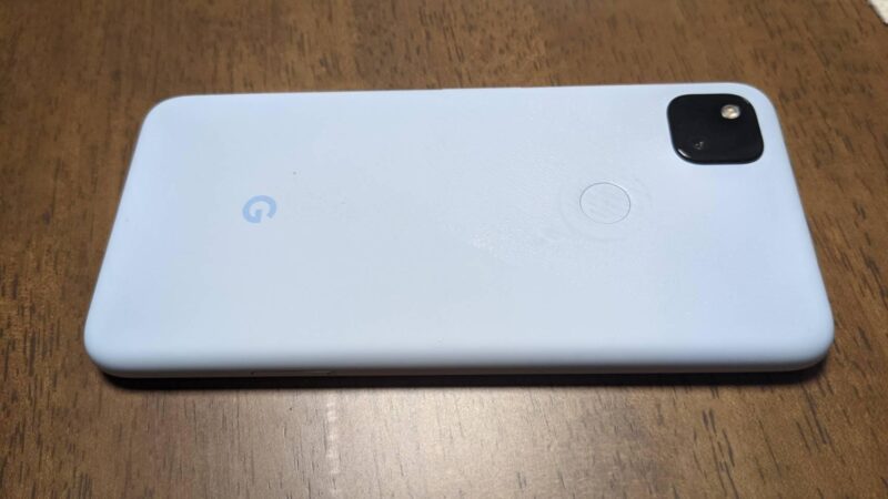 Google Pixel 4aスマートフォン（SIMフリー）の背面