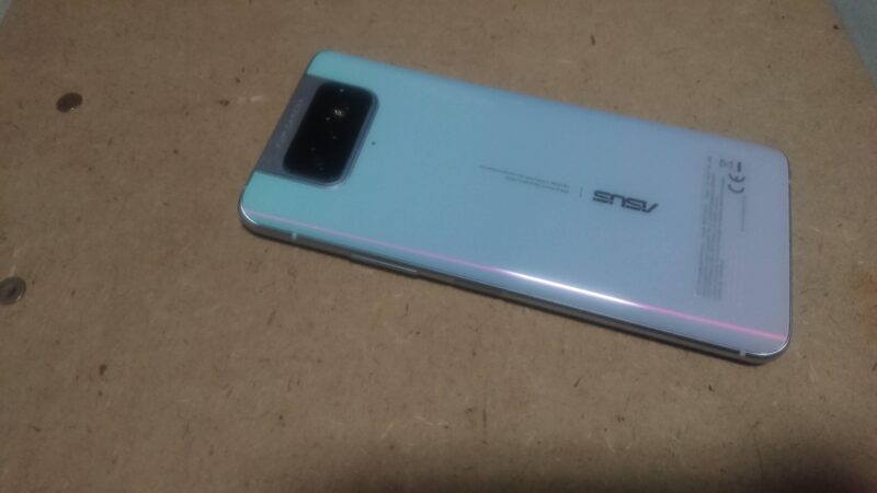Asus ZenFone 7 Pro（ZS671KS）スマートフォンの背面