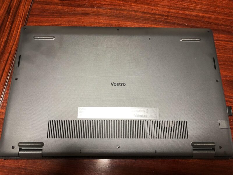 DELL Vostro 3000（3515）ノートパソコンの背面