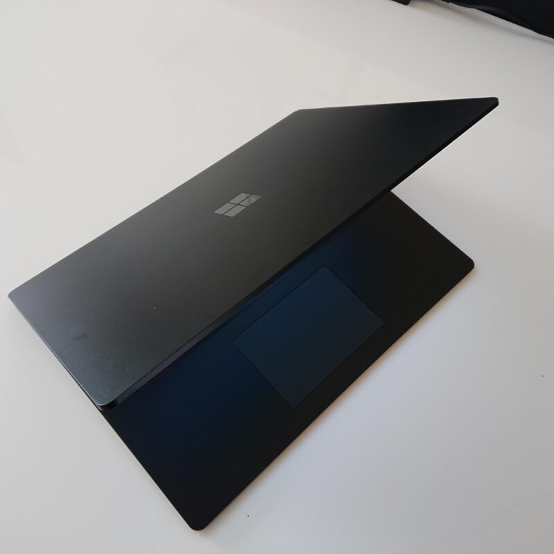 Microsoft Surface Laptop 4ノートパソコンの天面とタッチパッド
