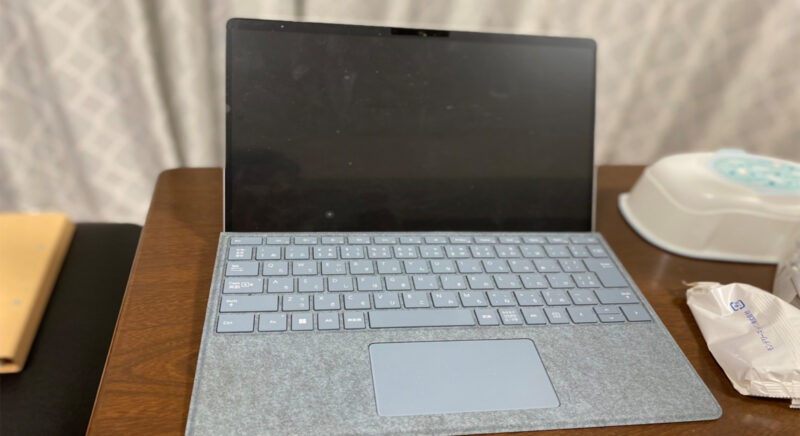 Microsoft Surface Pro 8ノートパソコンのスクリーンとキーボード