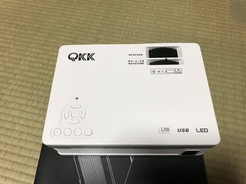 QKK WiFi小型プロジェクター 6000LMの天面