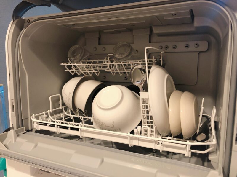 Panasonic NP-TSP1食器洗い乾燥機に食器類を入れた状態