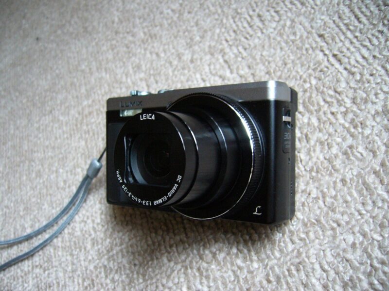 Panasonic LUMIX DMC-TZ85デジタルカメラのサイド
