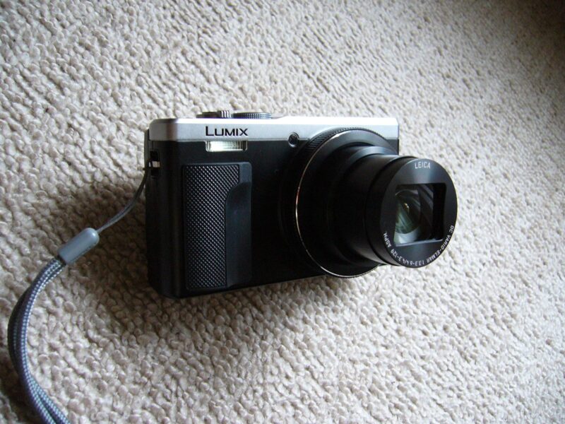 Panasonic LUMIX DMC-TZ85デジタルカメラのレンズ
