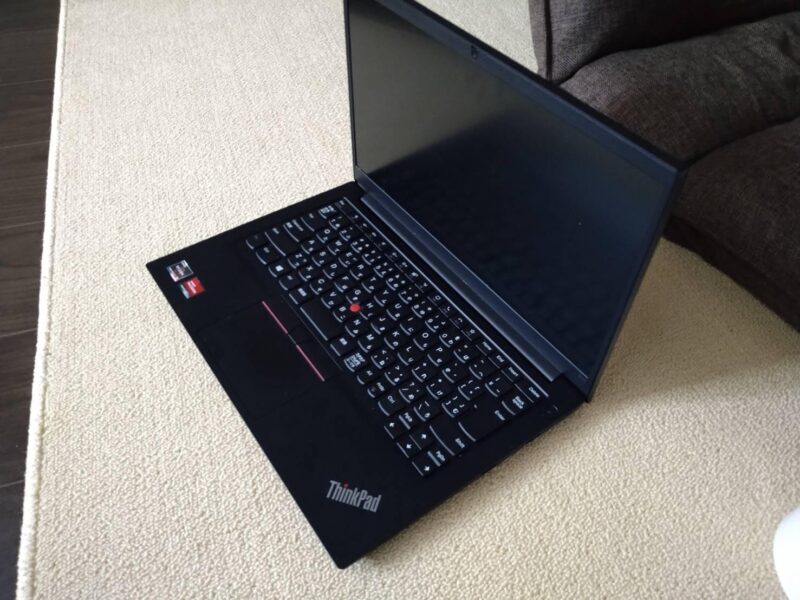 Lenovo ThinkPad E14 Gen 3ノートパソコンを開いた状態