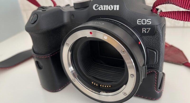 Canon EOS R7 ミラーレスカメラの外観