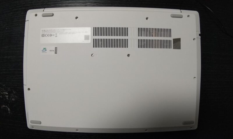 Lenovo IdeaPad L360i 15.6型 ノートパソコンの裏面